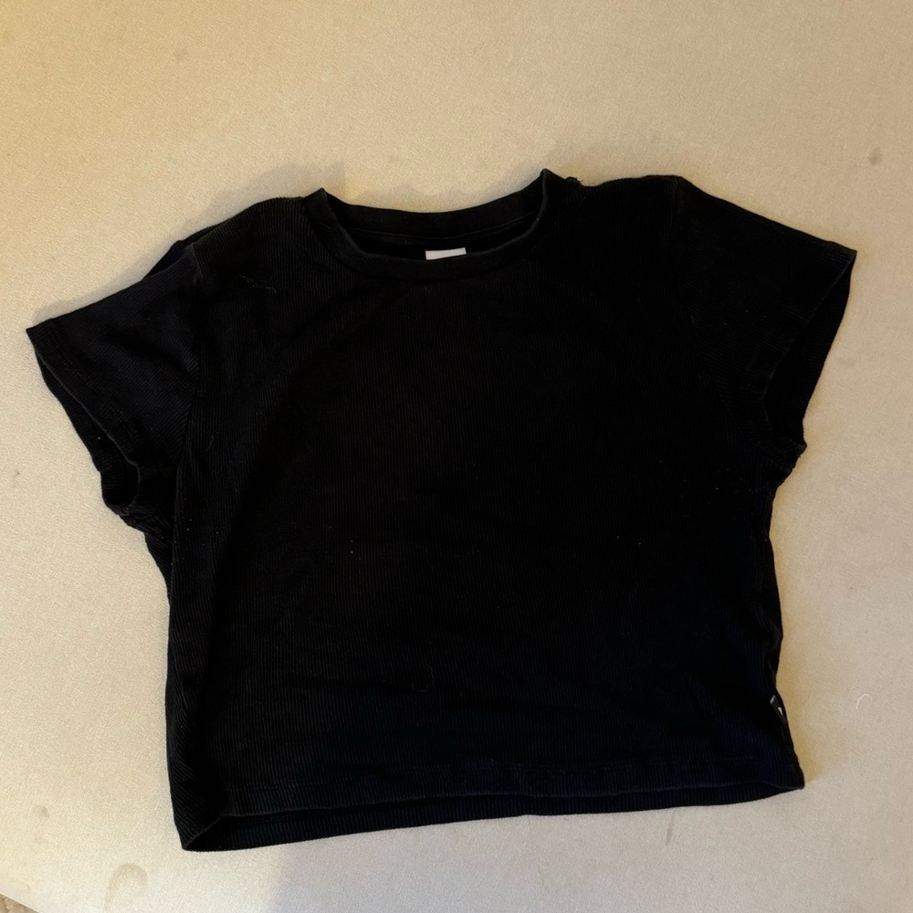 Black ribbed aritzia TNA tee